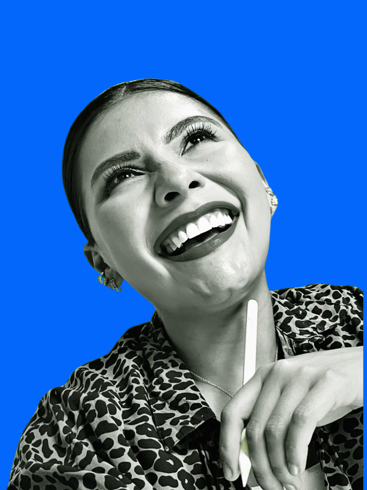 Julie Diosa, retrato editorial sobre fondo azul